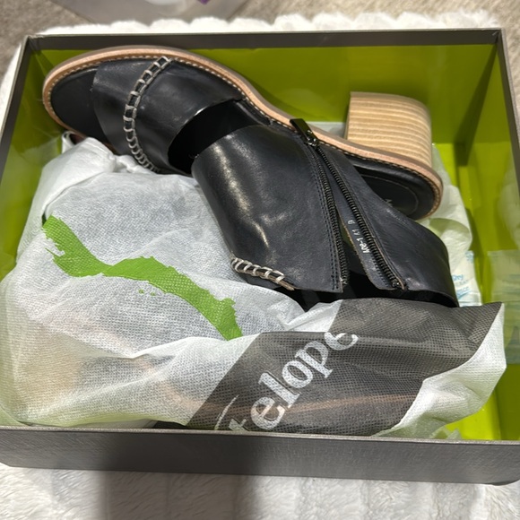 NIB Antelope Leather Wrap Bootie | Black Leather with grey stitching | size 41 - Picture 6 of 7